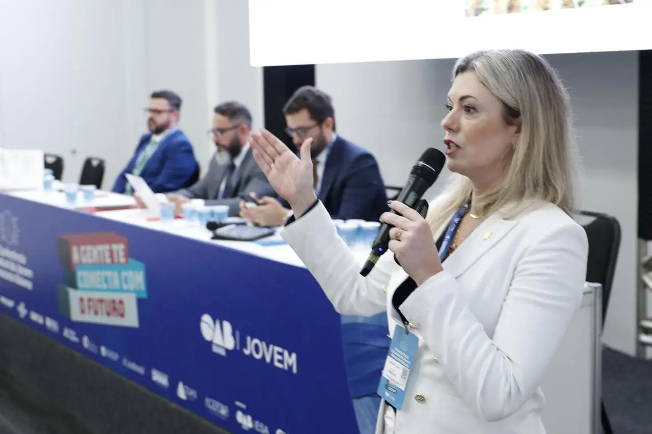 Lizandra Colossi como palestrante em evento jurídico