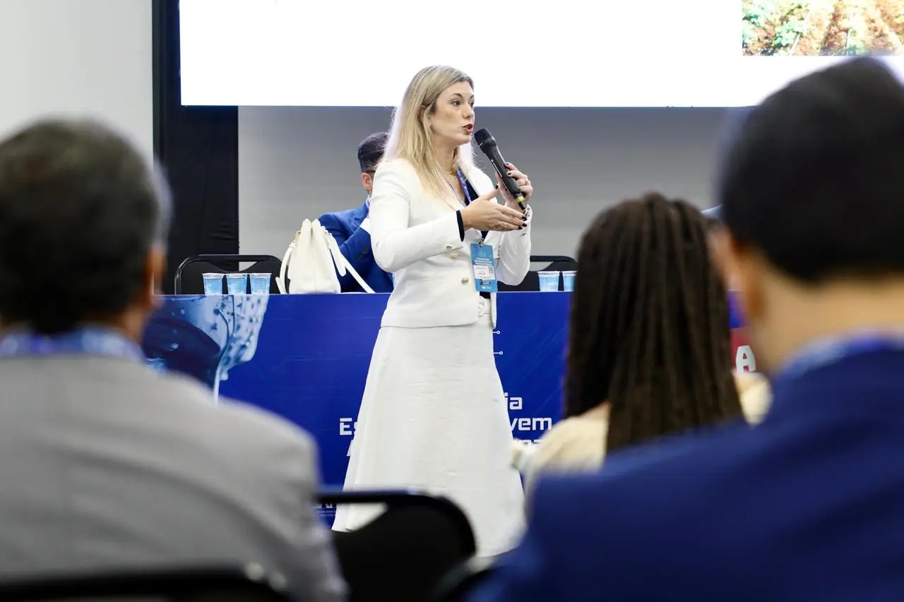 Lizandra Colossi em ambiente profissional de diálogo