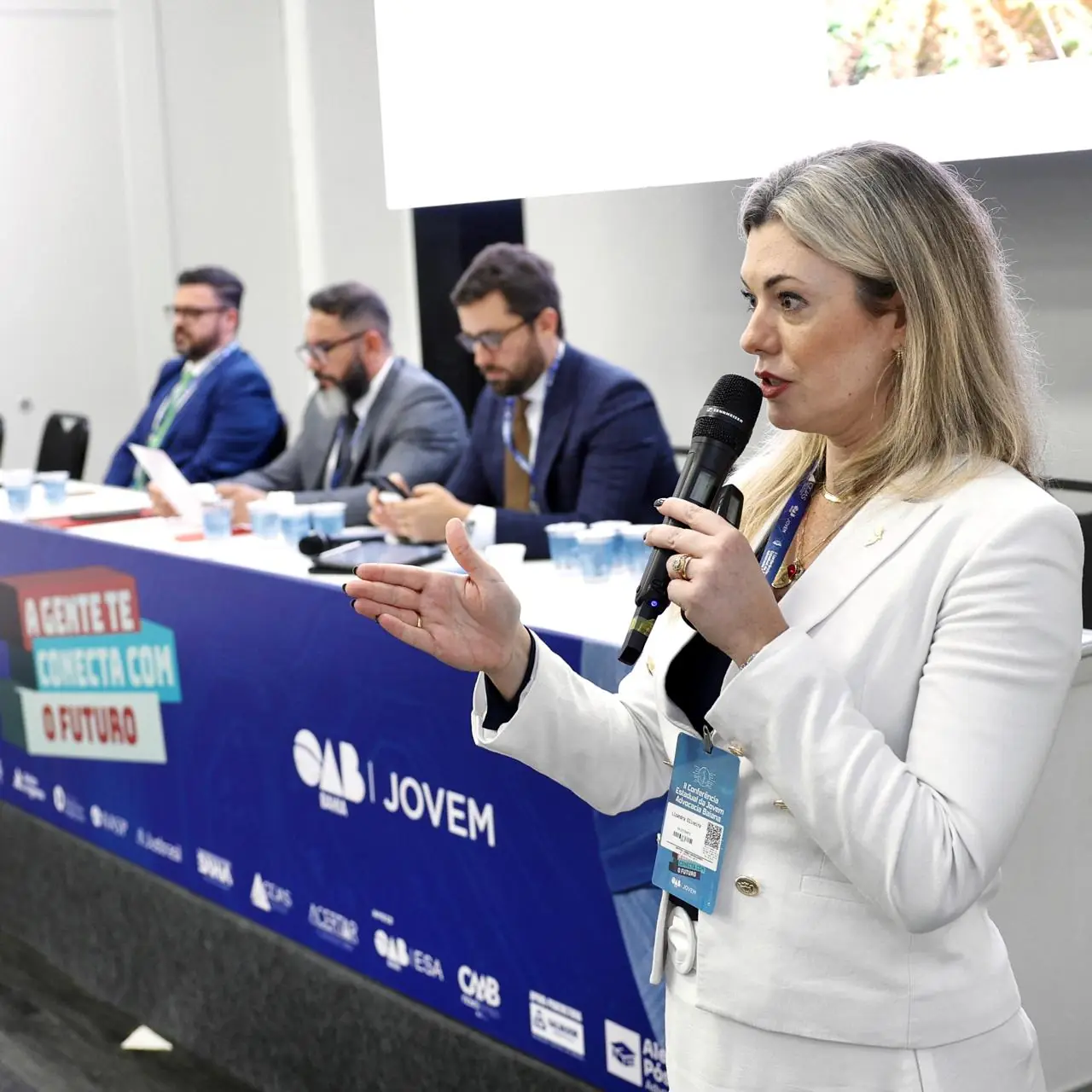 Lizandra Colossi em ambiente profissional de diálogo